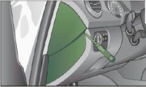 Zugang zum Sicherungskasten auf der Fahrerseite des Audi A3 8P Armaturenbretts.