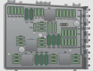 Motorraum des Audi TTS Coupe (2009-2010) mit Sicherungskasten