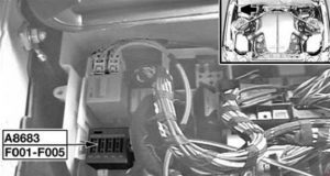 Sicherungskasten im Motorraum für den S85 Motor, Detailansicht.