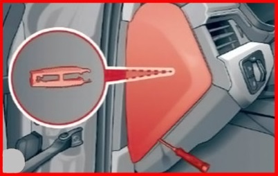 Position des ersten Sicherungskastens vorne im Armaturenbrett auf der Fahrerseite.