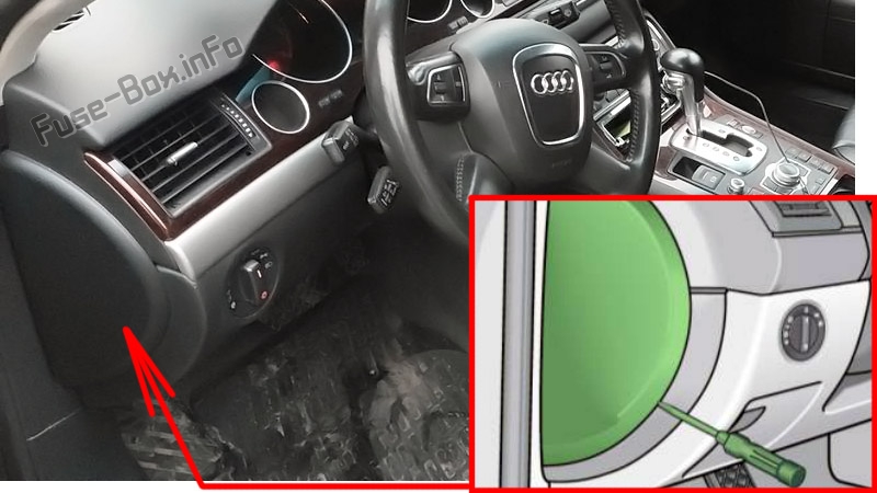 Position des Sicherungsblocks links im Armaturenbrett des Audi A8/S8.