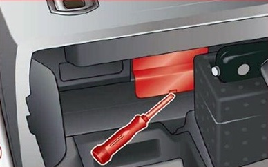 Sicherungsbelegung des Audi E-Tron (2019-2020) im Kofferraum links unter der Matte.