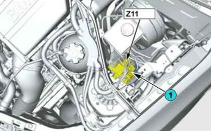 Leistungsverteilungsmodul im Motorraum des BMW X3 F25, linke Seite.