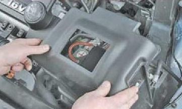 Motorraum mit Batteriekasten, Hochleistungssicherungen und Sicherungen.