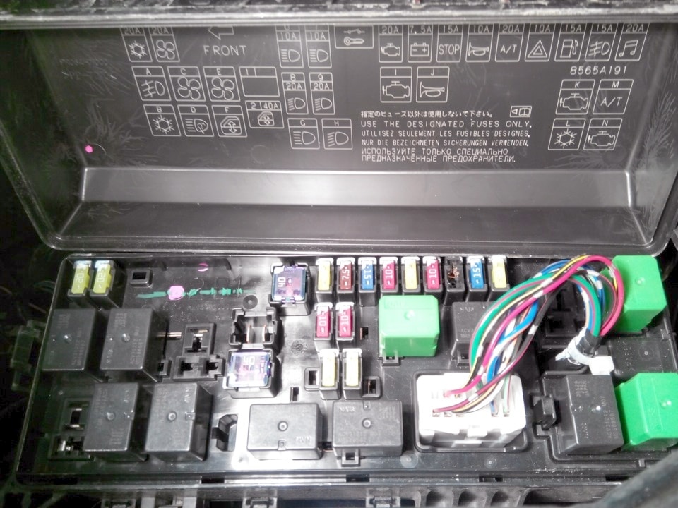 Sicherungskasten im Motorraum, links neben der Batterie installiert.