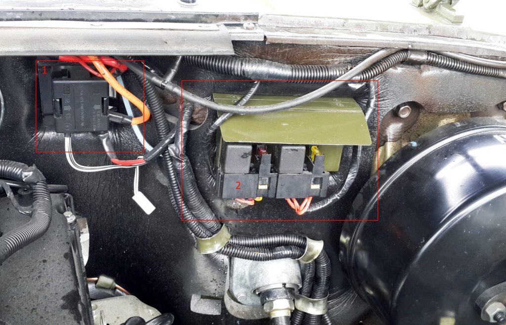 Position des Sicherungskastens im Motorraum des Fahrzeugs.