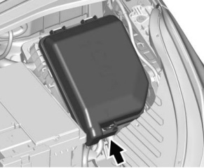 Position des Sicherungskastens im Motorraum des Chevrolet Spark (2016-2020) ohne CVT.