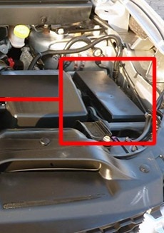 Lage des Stromverteilerzentrums (PDC) im Motorraum des Fahrzeugs.
