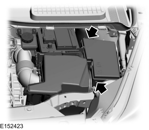Stromverteilerfeld im linken Bereich des Motorraums.