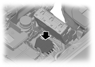 Position des Sicherungskastens Nr. 2, befestigt am Pluspol der Batterie.