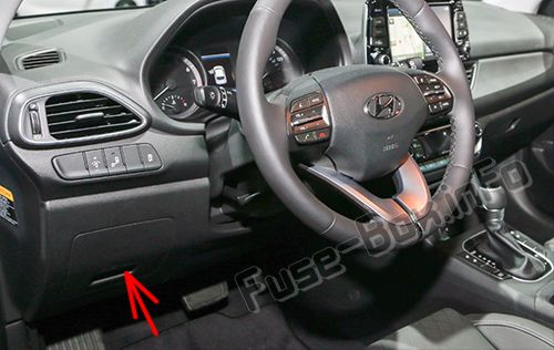 Detailansicht des Sicherungskastens im Armaturenbrett des Hyundai Elantra GT.