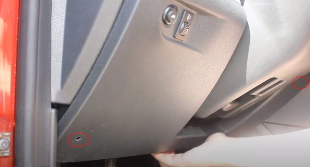 Detailansicht des Sicherungskastens in der Kabine hinter der Schutzabdeckung.
