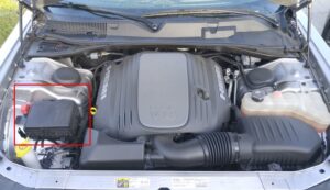 Detailansicht des Stromverteilungszentrums mit Sicherungen und Relais im Motorraum.