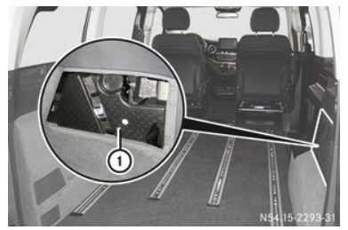 Sicherungskasten im hinteren Bereich des Motorraums des Vito III W447.