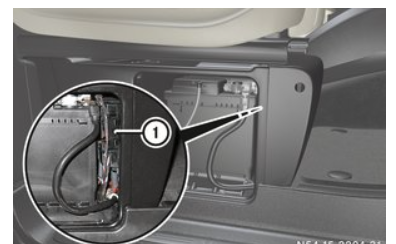 Geöffneter Batteriekasten mit Vorsicherungskasten unter dem Beifahrersitz des Vito III.