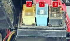 Sicherungskasten Typ 1-2 direkt am Pluspol der Batterie montiert.
