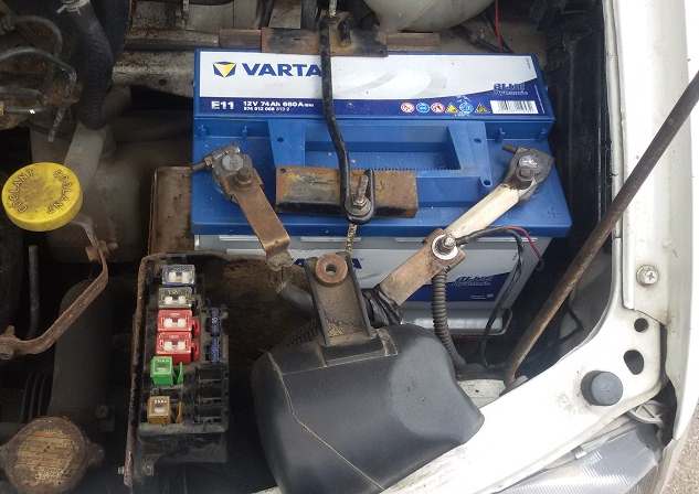 Motorraum Typ 2 für Linkslenker-Modelle mit Sicherungskasten.