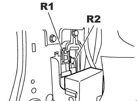 Relais R1 und R2 in der A-Säule im Fußraum des Fahrers.