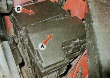 Sicherungskästen unter der Batterie im Motorraum des Nissan X-Trail T31.