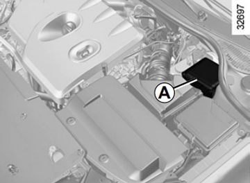 Detailansicht des Sicherungsplans im Motorraum des Renault Laguna III.