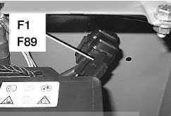 Nahaufnahme der Sicherungen im Batteriefach des Renault Magnum.