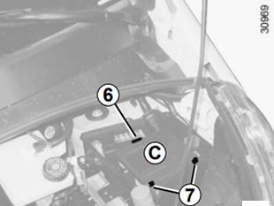 Einbau des Sicherungskastens im Motorraum, Befestigung der Stützen 7 und 6.