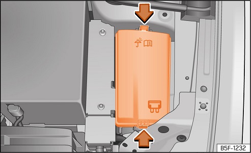 Sicherungen im Motorraum des Seat Leon, relevant für den Kupplungssensor.
