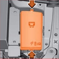 Übersicht des Sicherungskastens im Motorraum des Seat Tarraco (2019) für Rechtslenker.