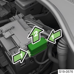 Übersicht der Sicherungen im Motorraum eines 2020er Fahrzeugmodells.