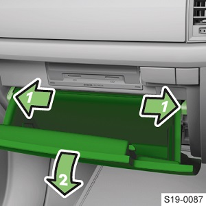 Dritte Ansicht der Sicherungen im Armaturenbrett des Škoda Kodiaq (2020).