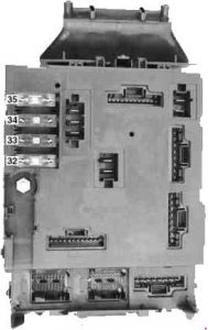Hinterer Sicherungskasten für das elektrische Glasschiebedach ab Modelljahr 2005.