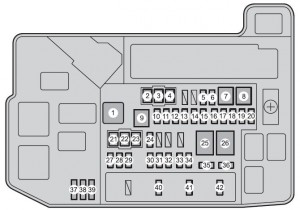 Sicherungskasten im Motorraum des Toyota Prius Plug-in Hybrid (2010).