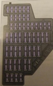 Detailansicht des Sicherungskastens im Innenraum des Golf VI GTI.