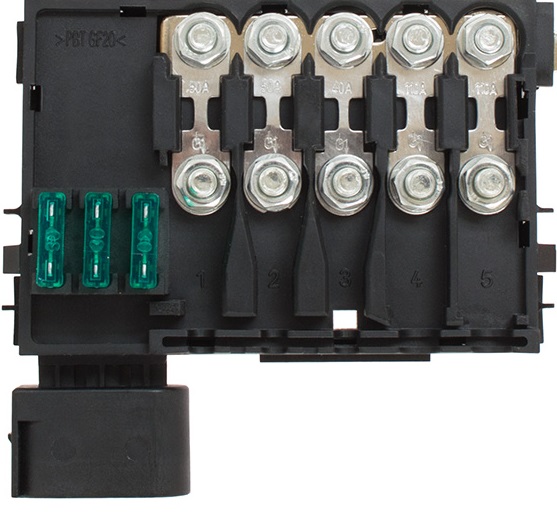 Sicherungskasten im Motorraum des Volkswagen Polo III 6N2