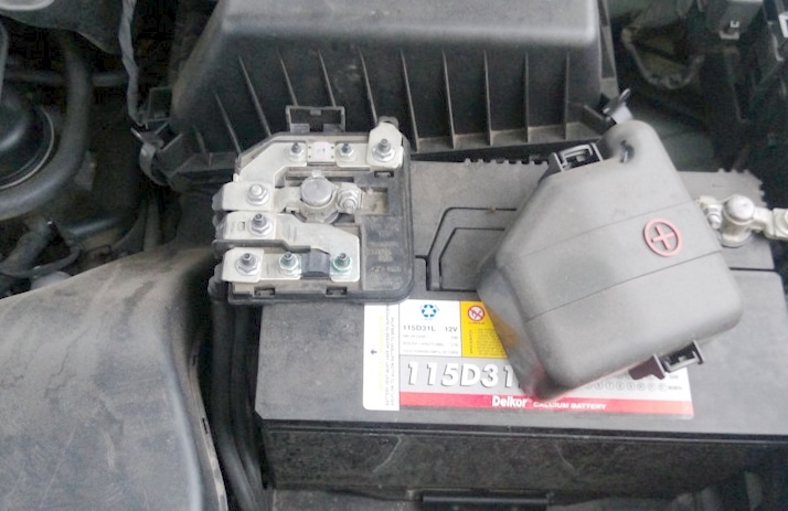 Leistungssicherungskasten mit Hochleistungssicherungen am Pluspol der Batterie.
