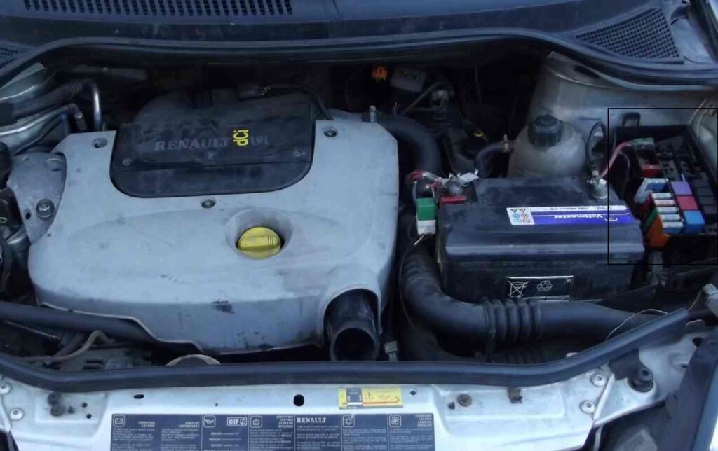 Einheit im Motorraum links neben der Batterie positioniert.